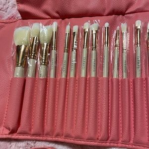 Farmasi makeup brushes
